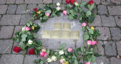 Gedenktag 9. November – Schüler*innen putzen den Stolperstein von Georg Schumann